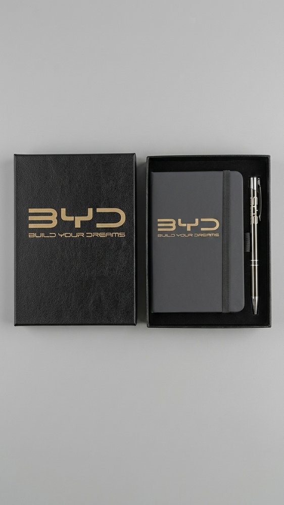 Kit BYD com caderno e caneta gravados, entregues na caixa